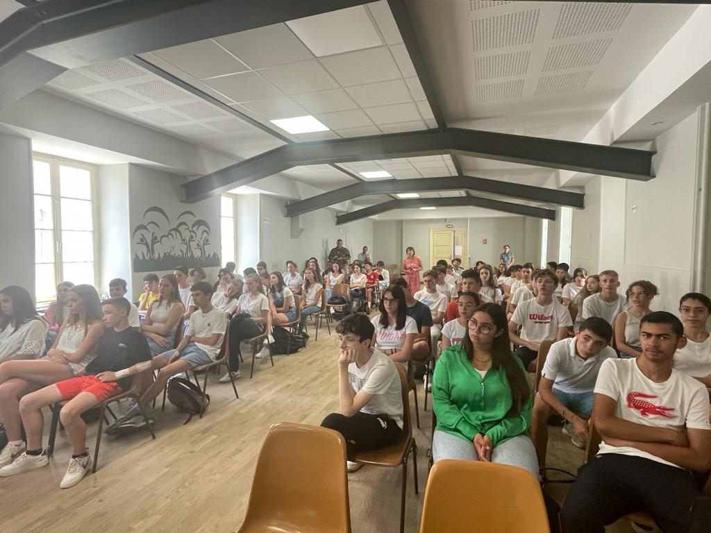 Remise école porte drapeaux 2022