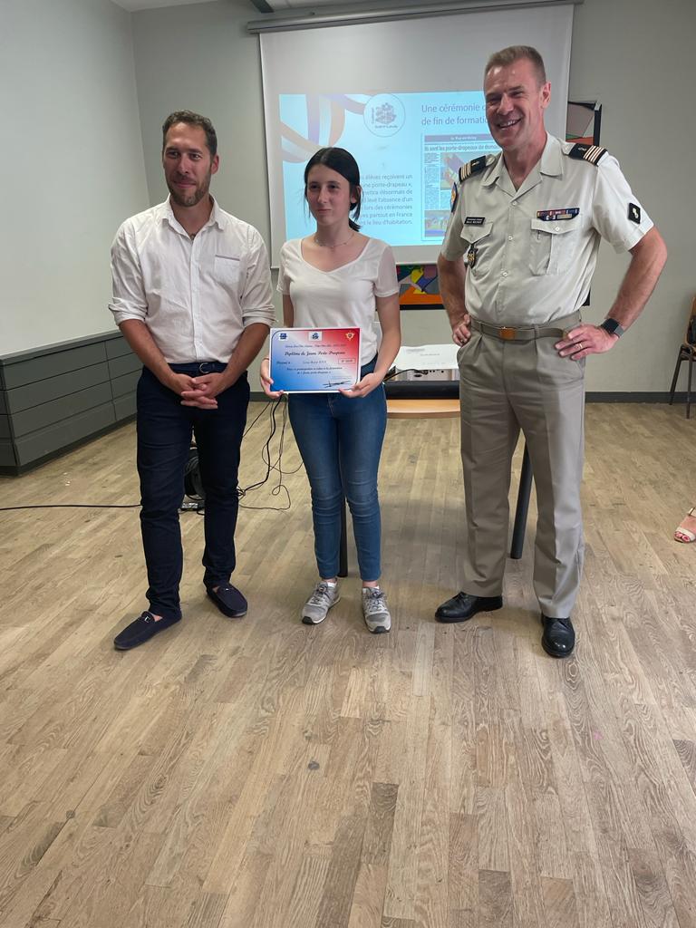 Remise école porte drapeaux 2022