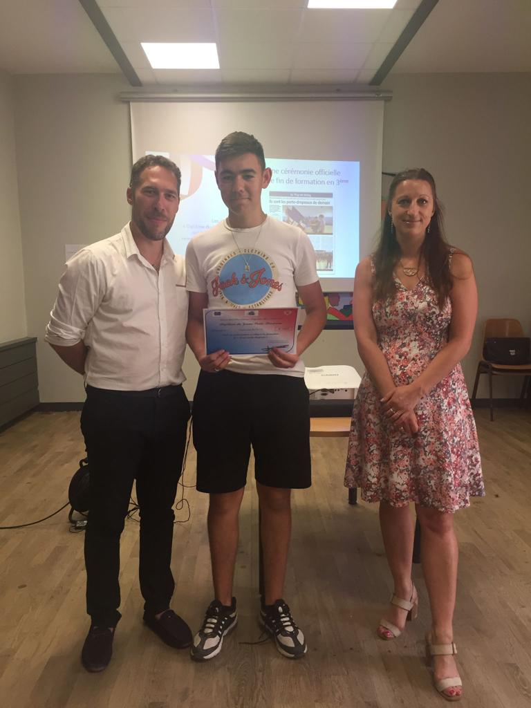 Remise école porte drapeaux 2022