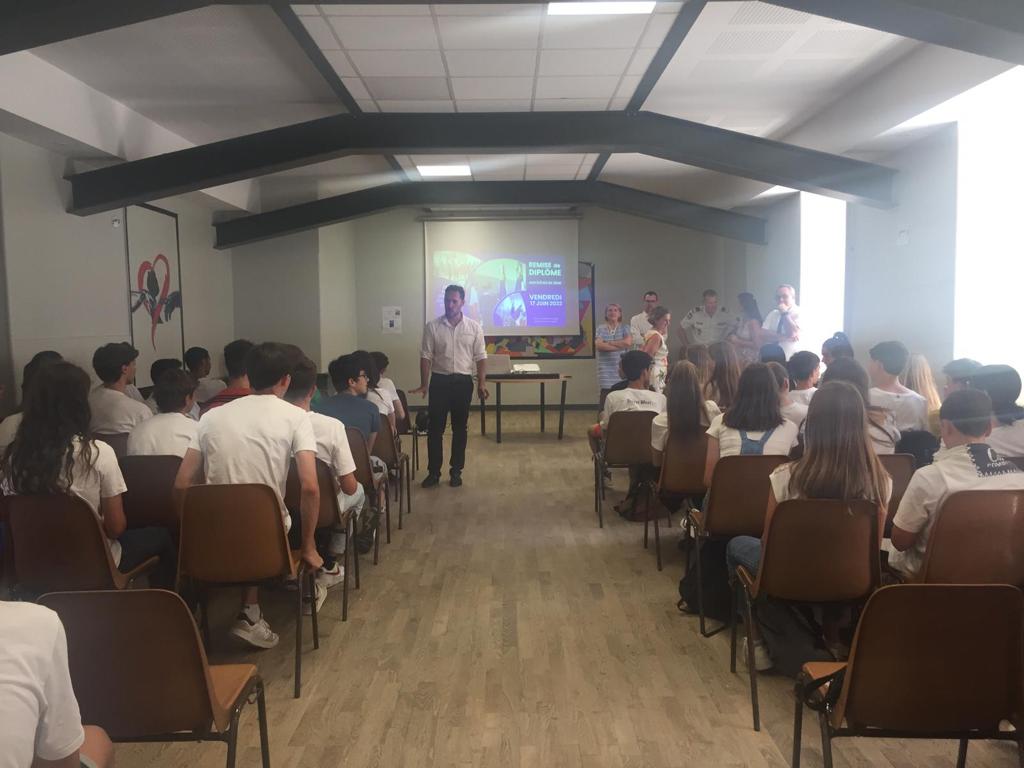 Remise école porte drapeaux 2022